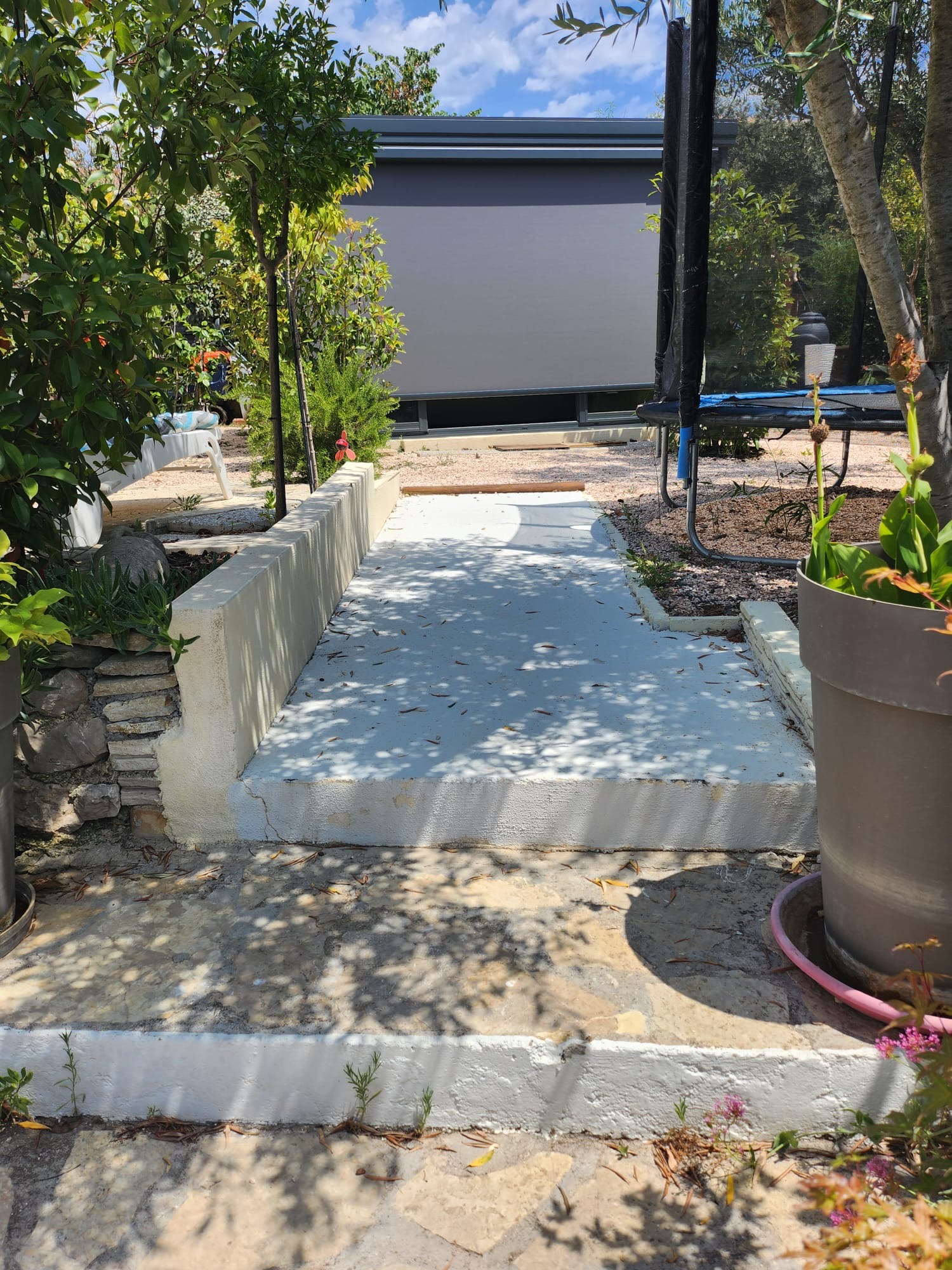 Sublimez votre espace extérieur avec notre entreprise de rénovation à Nîmes. Nous vous accompagnons dans tous vos projets, de la création de vérandas à l'installation de parquet flottant, en passant par les travaux de carreleur extérieur et l'application d'enduit de façade. Pour une touche finale parfaite, nous installons des clôtures gabion et réalisons des travaux de second œuvre, incluant la peinture intérieure et la création de murs porteurs. Transformez votre jardin en un lieu unique, à la fois élégant et fonctionnel.
