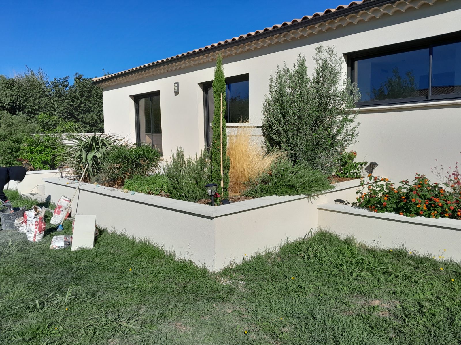 Transformez votre espace extérieur en un véritable havre de paix avec notre entreprise de rénovation à Nîmes. Nous sommes spécialisés dans la création de vérandas, la pose de parquet flottant, les travaux de carreleur extérieur, et l'application d'enduit de façade. Pour une finition impeccable, nous installons des clôtures gabion et assurons tous les travaux de second œuvre, incluant la peinture intérieure et la création de murs porteurs. Votre jardin devient ainsi un espace élégant et fonctionnel, adapté à toutes vos envies.