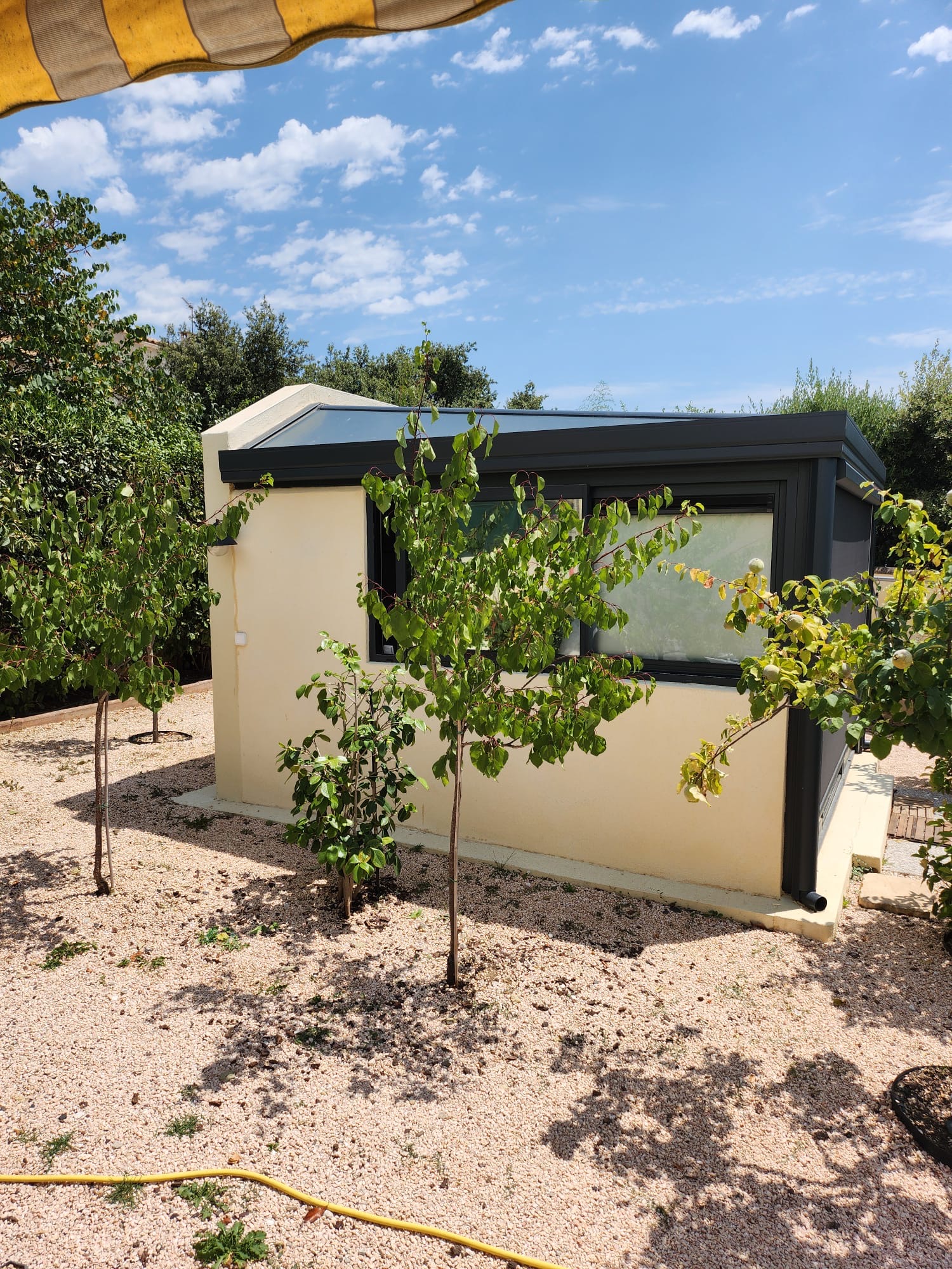 Offrez à votre jardin un espace de détente supplémentaire avec cette charmante maisonnette extérieure. Notre entreprise de rénovation à Nîmes se charge de tout : installation de véranda, travaux de carreleur extérieur, pose de parquet flottant, application d'enduit de façade, et mise en place de clôtures gabion pour garantir intimité et esthétisme. Nos experts en second œuvre, peintres intérieurs et spécialistes en murs porteurs, assurent une réalisation soignée et durable.