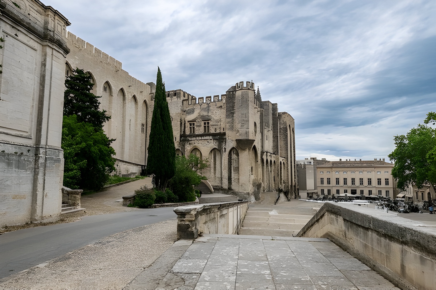 Le Palais des Papes à Avignon - Grandeur Historique et Patrimoine Architectural Le Palais des Papes à Avignon, l'une des plus grandes forteresses gothiques d'Europe, incarne la puissance et l'élégance de l'architecture médiévale. Témoignage vivant de l'histoire, ce monument majestueux inspire les projets de rénovation modernes, alliant robustesse et esthétique. Pour vos travaux de rénovation à Nîmes, qu'il s'agisse de la pose de parquet flottant, de l'installation d'une véranda ou de l'enduit de façade, laissez-vous guider par l'héritage architectural du passé pour créer un avenir solide et élégant.