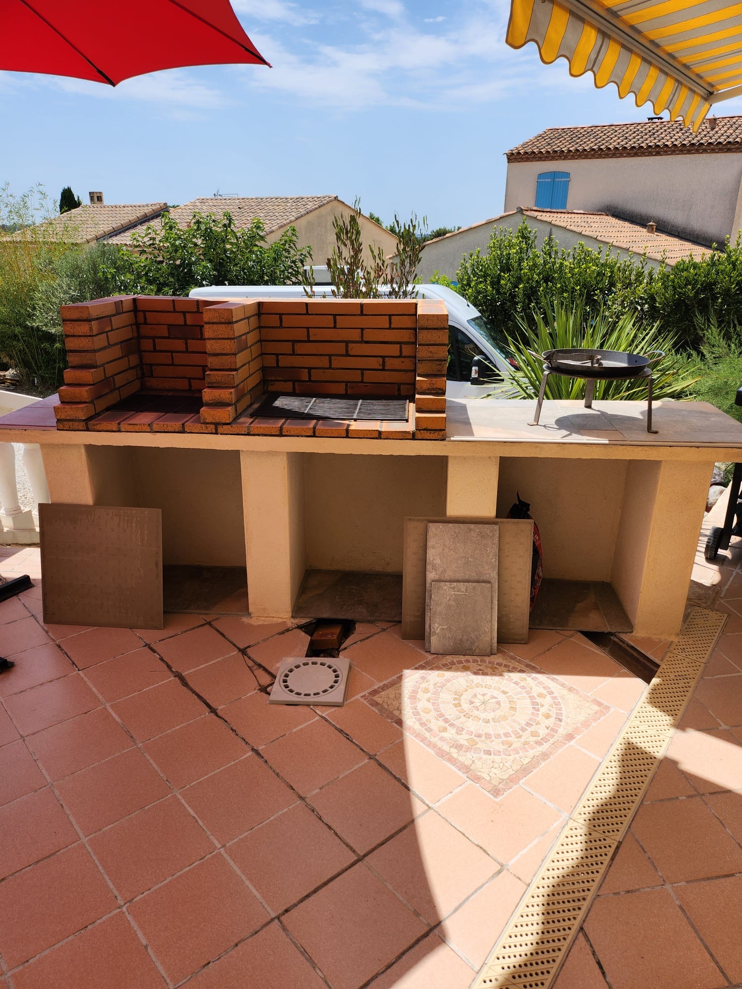 Faites appel à notre entreprise de rénovation à Nîmes pour intégrer un barbecue en pierre dans votre espace extérieur. Avec notre expertise en enduit de façade, installation de véranda, et travaux de carreleur extérieur, nous transformons votre jardin en un lieu de convivialité. Nos services de second œuvre, incluant la pose de parquet flottant, la construction de murs porteurs, la peinture intérieure, et l'installation de clôtures gabion, assurent une finition impeccable pour un extérieur à la hauteur de vos attentes.