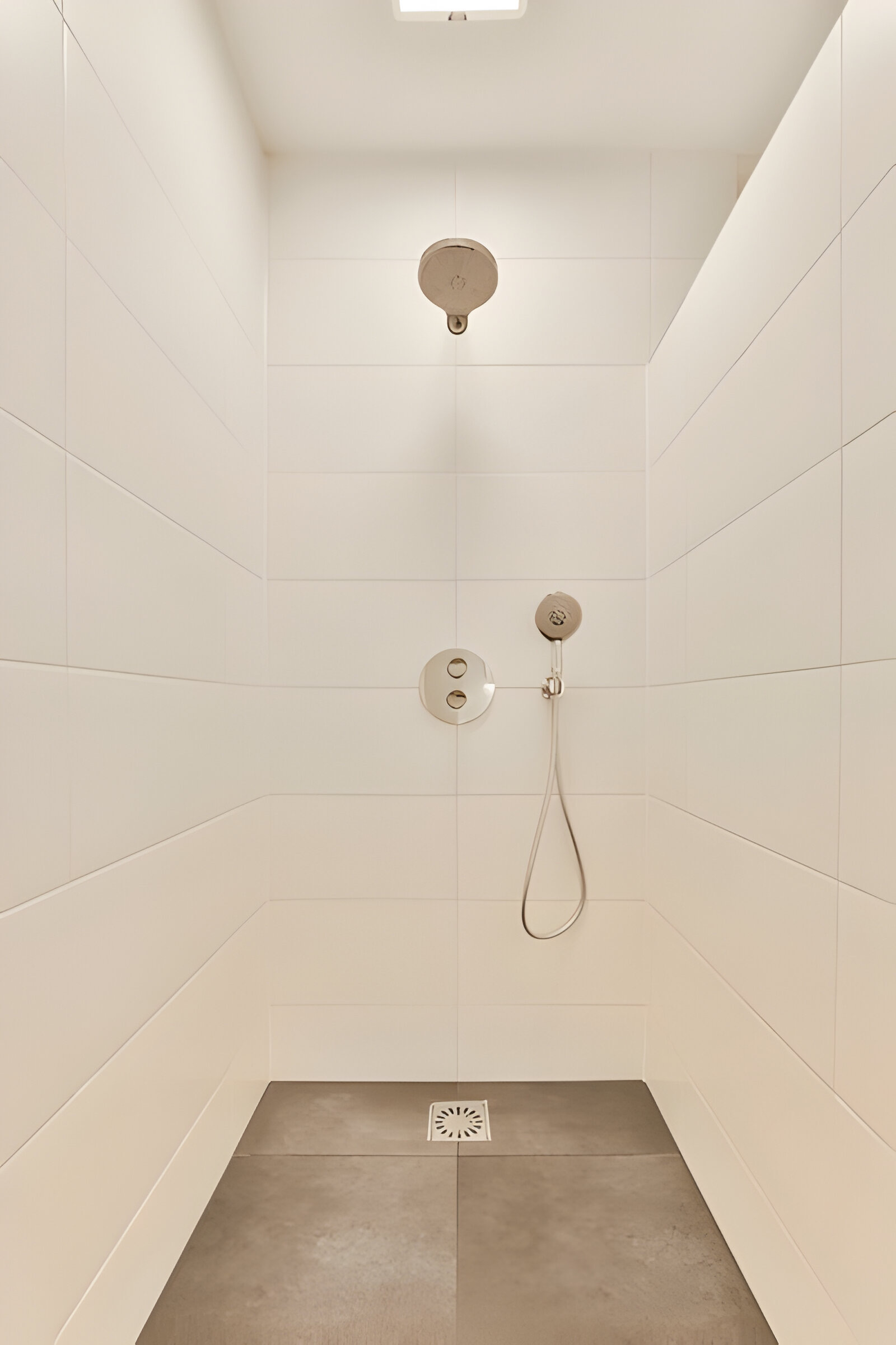 Carrelage Blanc avec Joints Blancs pour une Douche Épurée Optez pour un look minimaliste et lumineux avec ce carrelage blanc accompagné de joints assortis, créant une ambiance de pureté et de sérénité dans votre espace de douche.