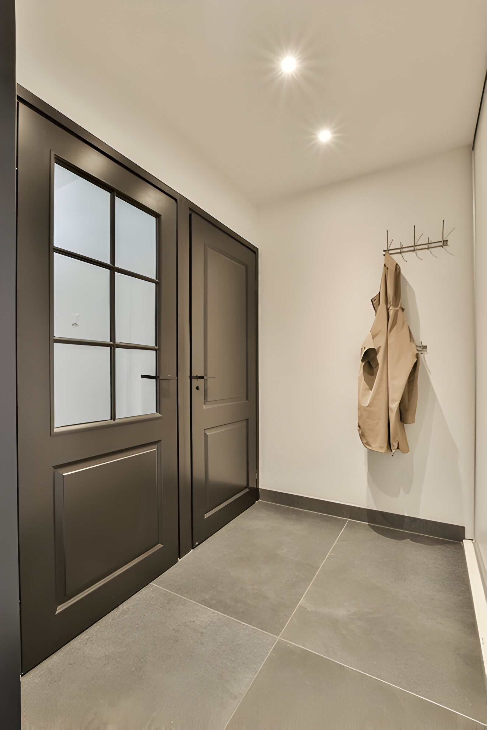 Carrelage Gris : Sobriété et Élégance par une Entreprise de Rénovation à Nîmes Optez pour le carrelage gris, symbole de sobriété et d'élégance, pour moderniser vos espaces intérieurs. Installé par une entreprise de rénovation à Nîmes, ce carrelage apporte une touche contemporaine à votre maison. En plus de la pose de carrelage, notre équipe est spécialisée dans l'installation de parquet flottant, l'enduit de façade, et les travaux de peinture intérieure. Nous réalisons également des projets de construction de clôtures gabion et de travaux sur murs porteurs, garantissant des finitions impeccables pour tous vos besoins de second œuvre.