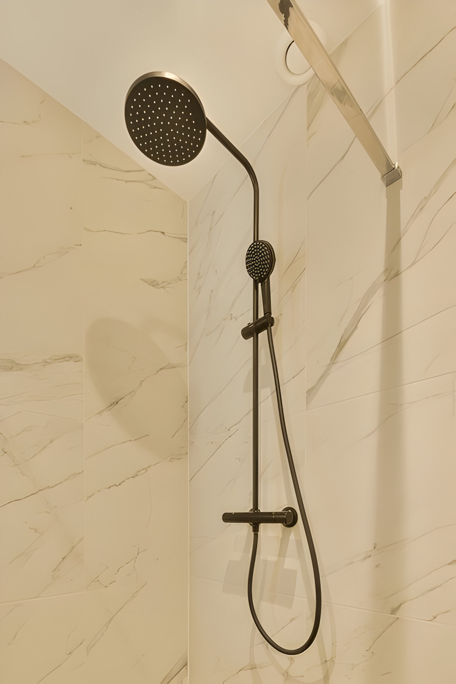 Carrelage Effet Marbre Blanc pour une Salle de Bain Luxueuse Apportez une touche de luxe intemporel à votre salle de bain avec ce carrelage effet marbre blanc, parfait pour créer un espace à la fois raffiné et élégant.