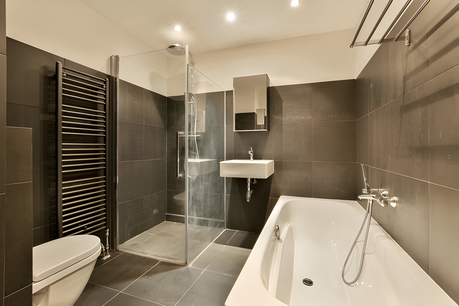 Carrelage Noir : Élégance et Modernité pour une Salle de Bain par une Entreprise de Rénovation à Nîmes Apportez une touche d'élégance et de modernité à votre salle de bain avec ce carrelage noir sophistiqué, installé par une entreprise de rénovation à Nîmes. Notre expertise englobe non seulement la pose de carrelage, mais aussi l'installation de parquet flottant, l'enduit de façade, et la peinture intérieure. Nous proposons également la construction de clôtures gabion et les travaux sur murs porteurs pour répondre à tous vos besoins de second œuvre. Faites confiance à notre savoir-faire pour transformer votre espace intérieur et extérieur.