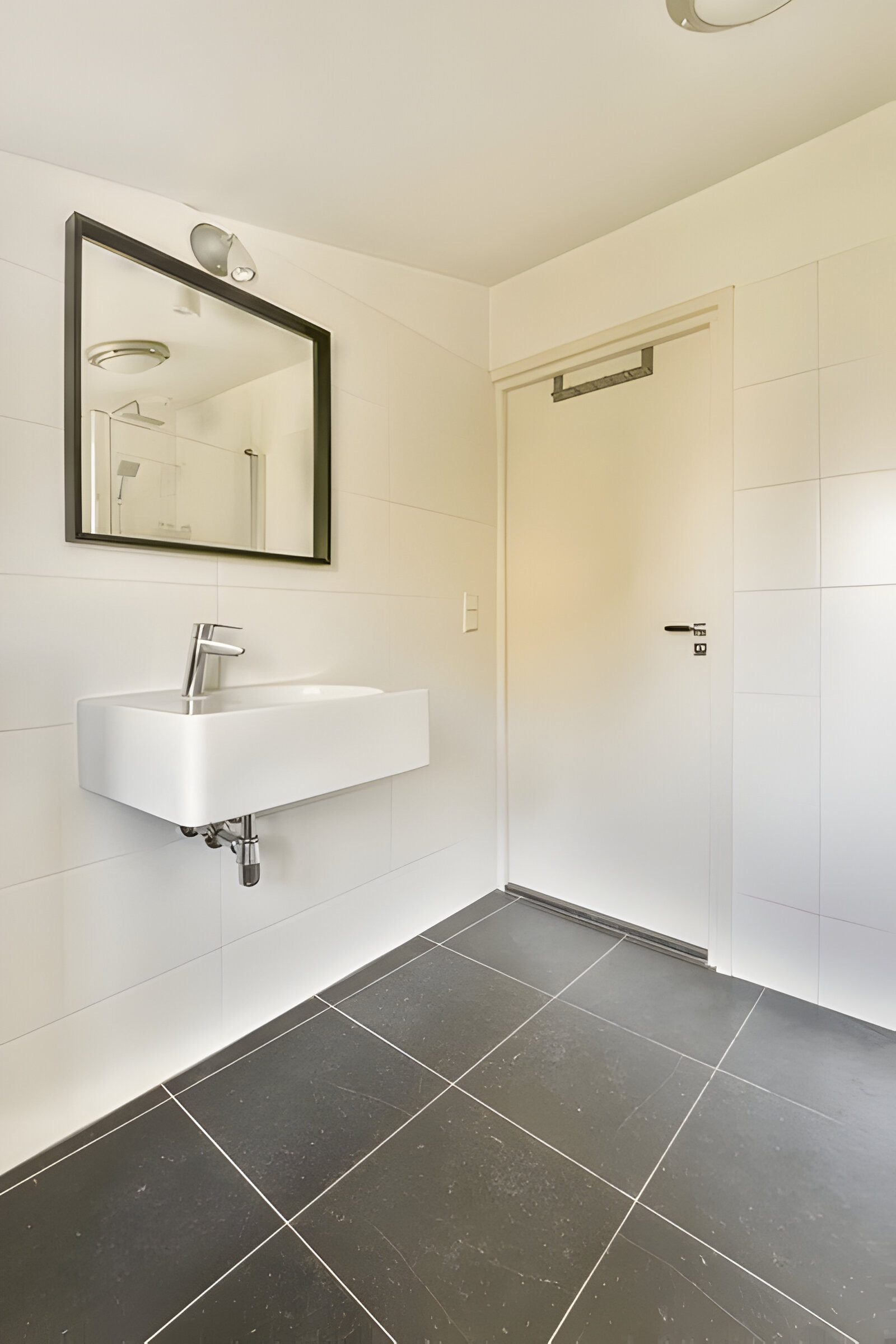 Carrelage Noir : Élégance Moderne par une Entreprise de Rénovation à Nîmes Optez pour l'élégance moderne avec ce carrelage noir, idéal pour sublimer vos espaces intérieurs. Installé par une entreprise de rénovation à Nîmes, ce carrelage offre une finition chic et contemporaine. En plus de la pose de carrelage, notre équipe est spécialisée dans l'installation de parquet flottant, l'enduit de façade, et la peinture intérieure. Nous proposons également des services de construction de clôtures gabion et des travaux sur murs porteurs, garantissant des résultats de haute qualité pour tous vos projets de second œuvre.