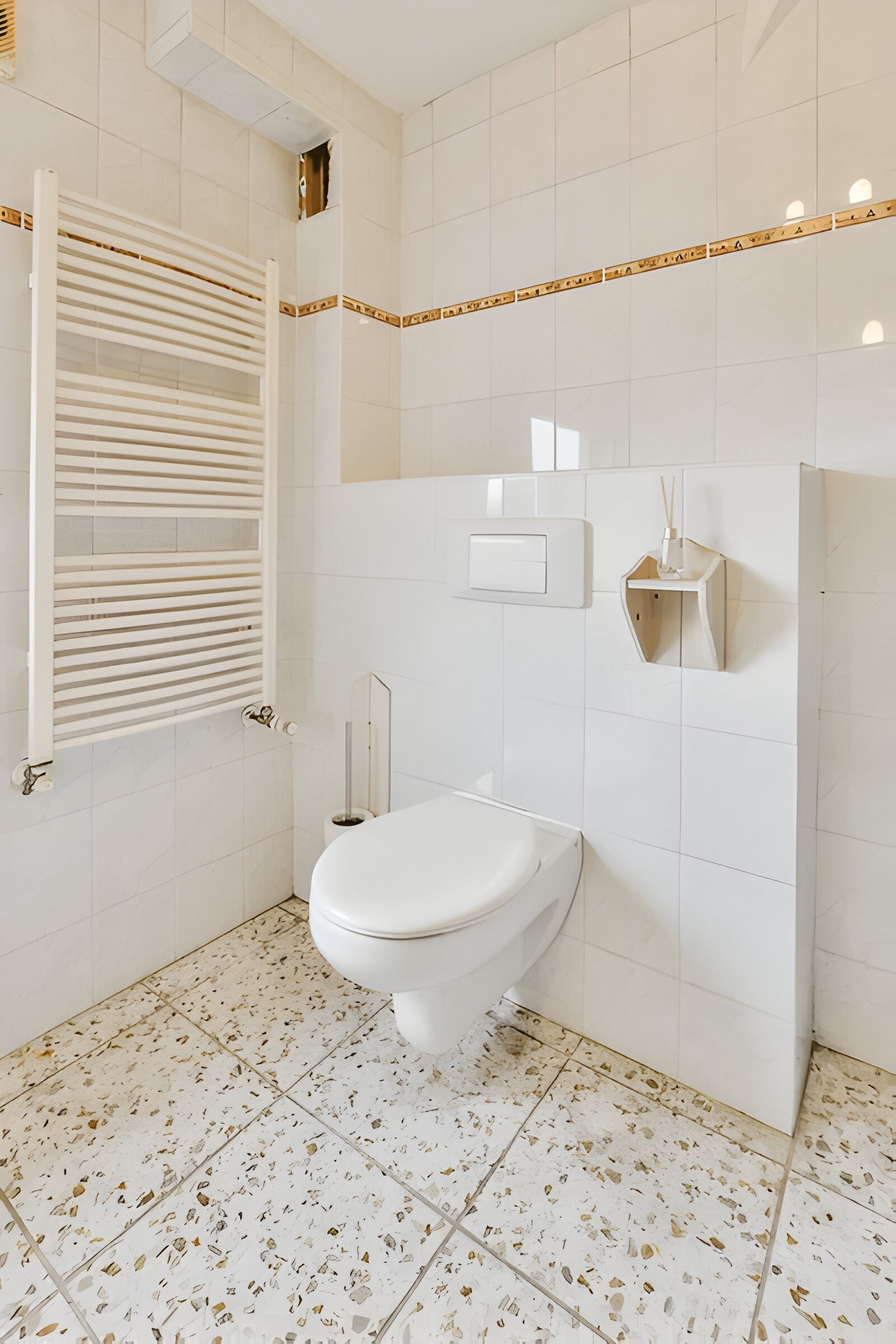 Carrelage Tacheté : Originalité et Style par une Entreprise de Rénovation à Nîmes Apportez une touche d'originalité et de style à vos espaces intérieurs avec ce carrelage tacheté, posé par une entreprise de rénovation à Nîmes. Ce design unique transforme vos sols en véritables œuvres d'art. En plus de la pose de carrelage, notre équipe se spécialise dans l'installation de parquet flottant, l'enduit de façade, et la peinture intérieure. Nous réalisons également des projets de construction de clôtures gabion et des travaux sur murs porteurs, assurant des finitions de haute qualité pour tous vos besoins de second œuvre.