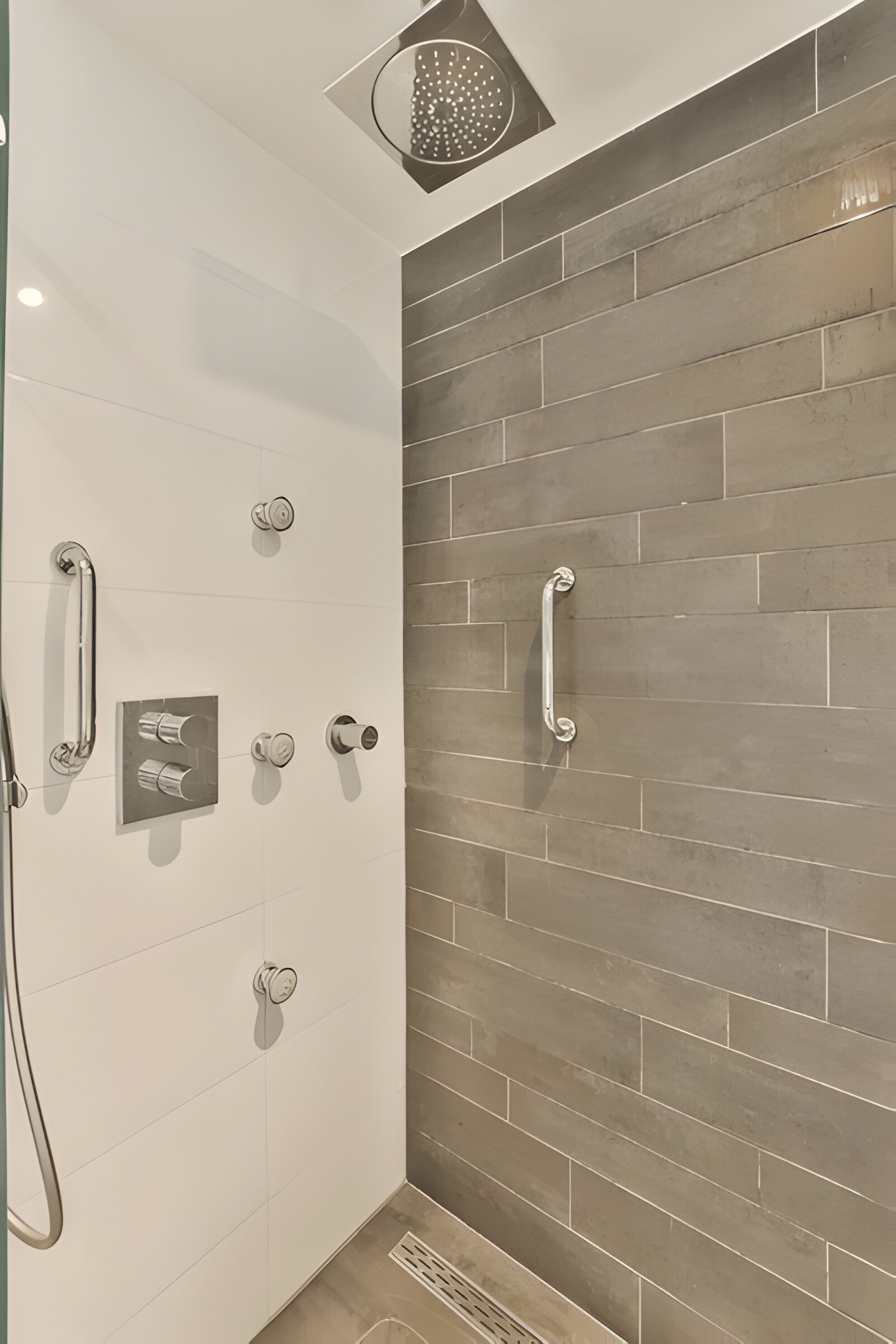 Finition de Carrelage Gris Moderne pour Douche de Luxe Sublimez votre salle de bain avec une finition de carrelage gris moderne, idéale pour créer une douche à la fois élégante et fonctionnelle, apportant un design raffiné à votre intérieur.