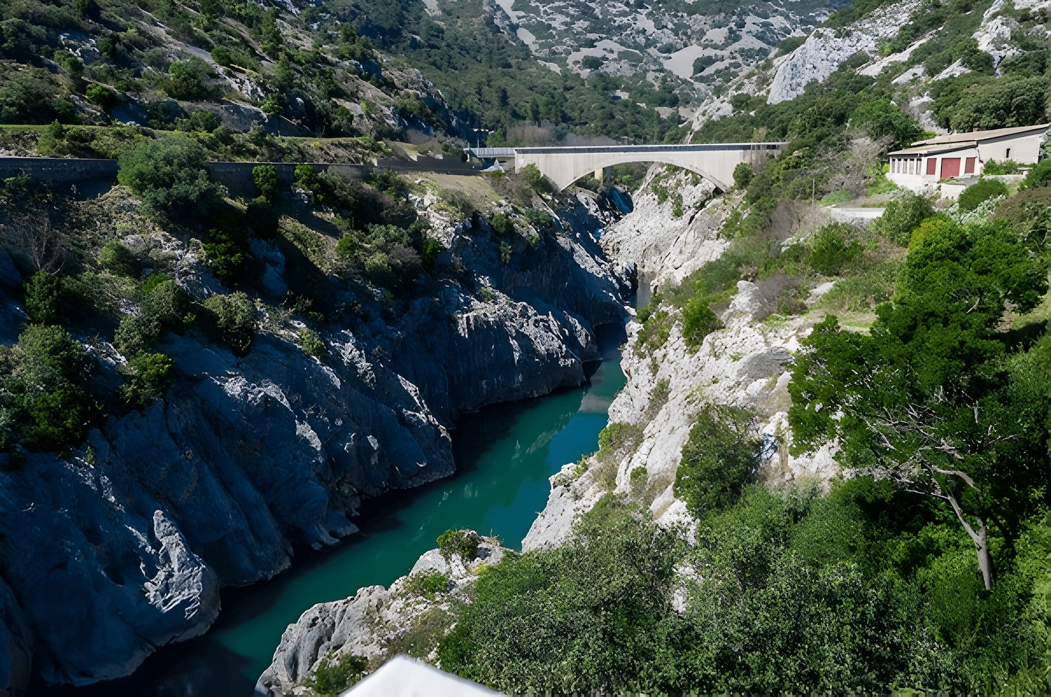 Le Pont du Diable dans l'Hérault - Un Chef-d'Œuvre de l'Ingénierie Médiévale Le Pont du Diable, situé dans l'Hérault, est un véritable joyau de l'architecture médiévale, alliant force et élégance. Ce monument historique, inscrit au patrimoine mondial de l'UNESCO, rappelle l'importance d'une construction durable et bien conçue. Pour vos projets de rénovation à Nîmes, inspirez-vous de cette œuvre pour réaliser des travaux alliant robustesse et beauté, que ce soit pour la pose de parquet flottant, la construction d'une véranda, ou l'aménagement d'une clôture gabion. Confiez vos projets à une entreprise experte en rénovation pour des résultats à la hauteur de vos attentes.