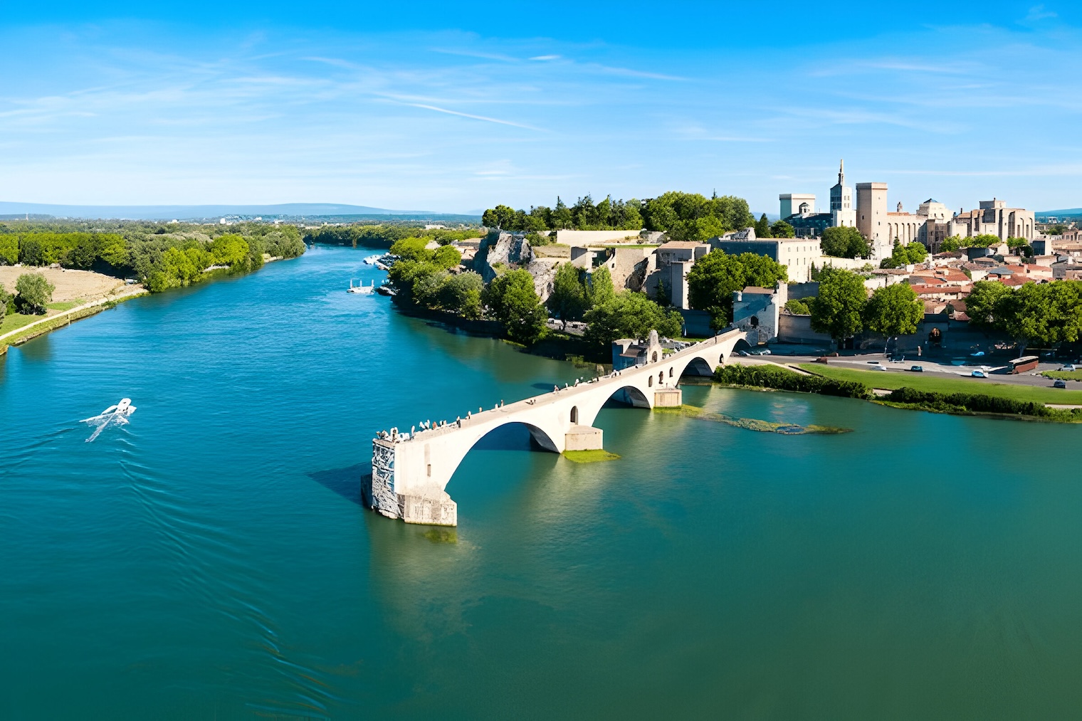 Le légendaire Pont d'Avignon, connu pour sa grâce intemporelle, inspire non seulement par son histoire mais aussi par son architecture. Imaginez appliquer cette même élégance à vos projets de rénovation à Nîmes. Que ce soit pour l'installation d'une véranda, la pose de parquet flottant, ou encore l'enduit de façade, ce pont historique rappelle l'importance d'une construction solide et esthétique. Votre entreprise de rénovation à Nîmes saura sublimer chaque détail, qu'il s'agisse de poser une clôture gabion, de travailler sur un mur porteur, ou d'effectuer des finitions de second œuvre.