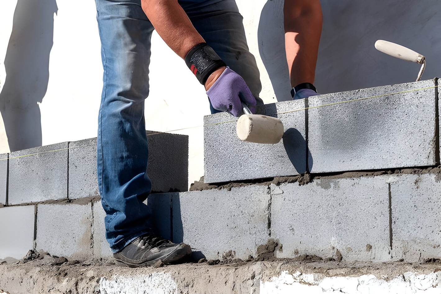 Maçonnerie de Qualité - La Base Solide de Toute Rénovation Une maçonnerie bien réalisée est essentielle pour garantir la durabilité et la sécurité de vos projets de rénovation. Que vous travailliez sur un mur porteur, l'installation d'une véranda ou l'enduit de façade, la qualité de la maçonnerie est primordiale. Confiez votre chantier à une entreprise de rénovation à Nîmes, experte en second œuvre, pour assurer des finitions impeccables et durables, qu'il s'agisse de poser du parquet flottant, de peindre un intérieur ou de créer une clôture gabion.