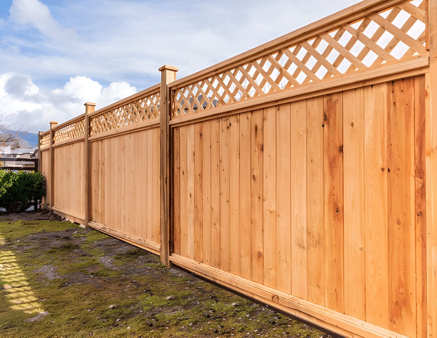 Clôture en Bois et Mur - Une Alliance d'Esthétique et de Sécurité Optez pour une clôture en bois élégante et durable associée à un mur solide pour délimiter votre espace extérieur avec style. Ce duo parfait allie esthétique et sécurité, offrant une touche naturelle à votre jardin tout en garantissant la protection de votre propriété. Pour des finitions impeccables, confiez la réalisation de vos travaux à une entreprise de rénovation à Nîmes, experte en construction de murs porteurs et en installation de clôtures.