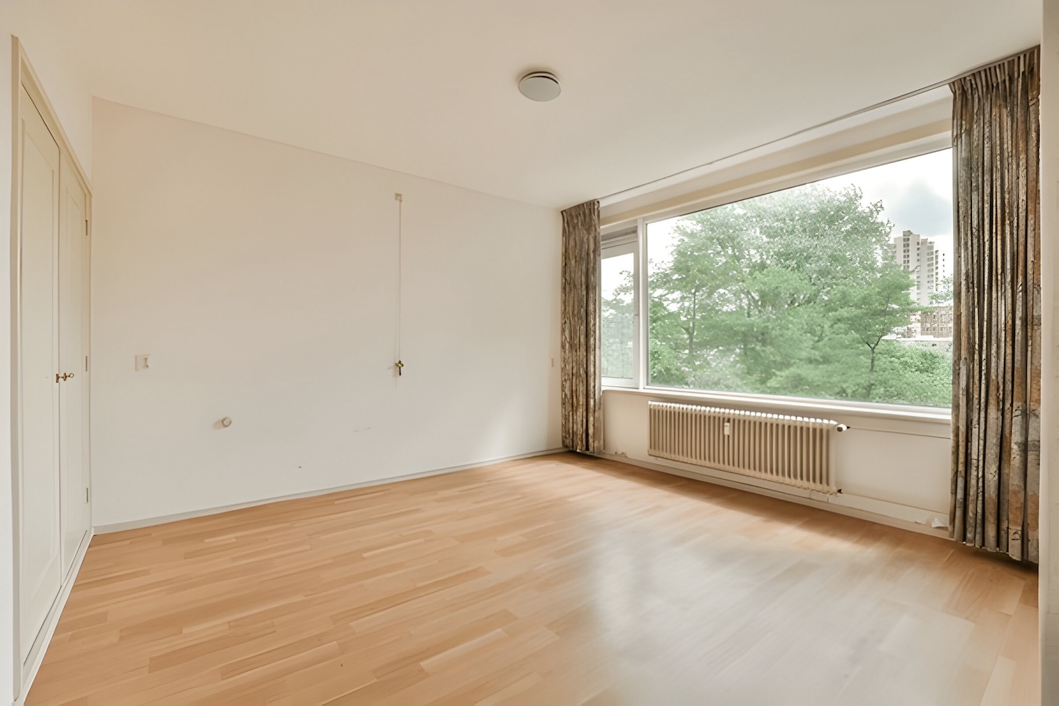 Parquet Flottant : Confort et Style par une Entreprise de Rénovation à Nîmes Apportez confort et style à vos espaces intérieurs avec ce parquet flottant, installé par une entreprise de rénovation à Nîmes. Ce revêtement polyvalent et esthétique est idéal pour moderniser vos pièces. En plus de la pose de parquet flottant, notre équipe se spécialise dans l'installation de carrelage, l'enduit de façade, et la peinture intérieure. Nous offrons également des services de construction de clôtures gabion et des travaux sur murs porteurs, garantissant des résultats de haute qualité pour tous vos projets de second œuvre.