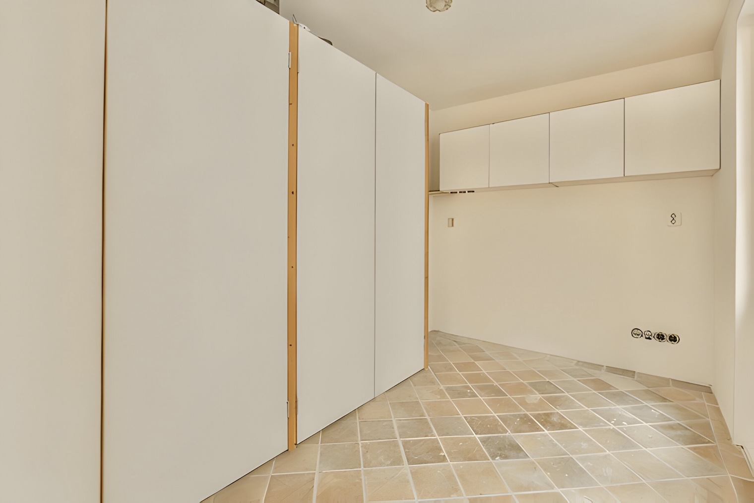 Petit Carrelage Ancien : Charme Authentique par une Entreprise de Rénovation à Nîmes Redécouvrez le charme authentique du petit carrelage ancien, idéal pour apporter une touche vintage à vos espaces intérieurs. Réalisé par une entreprise de rénovation à Nîmes, ce carrelage allie tradition et élégance. En plus de la pose de carrelage, notre équipe se spécialise dans l'installation de parquet flottant, l'enduit de façade, et la peinture intérieure. Nous offrons également des services de construction de clôtures gabion et de travaux sur murs porteurs, garantissant des résultats de haute qualité pour tous vos projets de second œuvre.