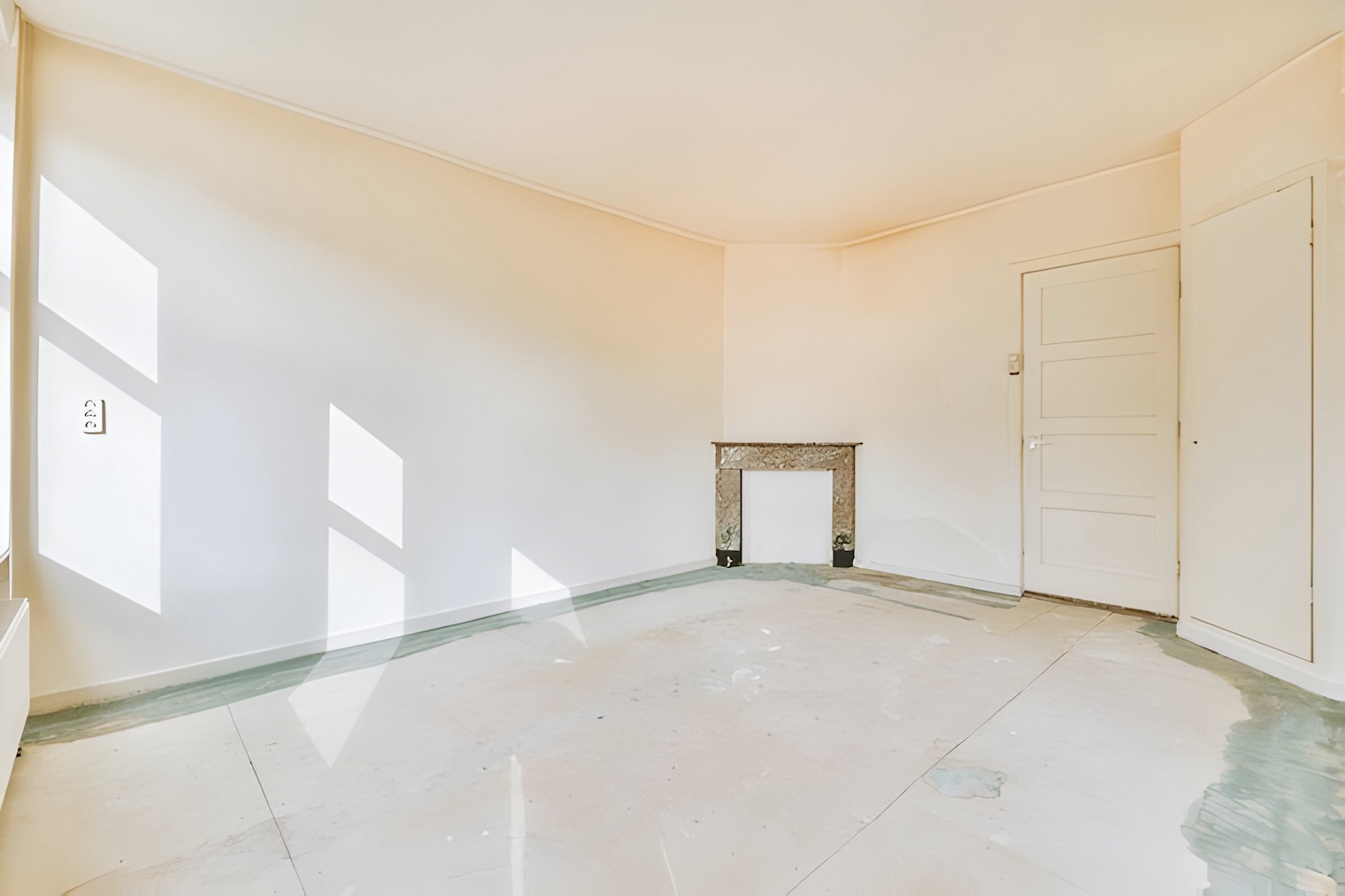 Préparation pour Peinture : Entreprise de Rénovation à Nîmes Une pièce vide prête pour une nouvelle couche de peinture, préparée par notre entreprise de rénovation à Nîmes. Nos experts garantissent des résultats professionnels pour revitaliser vos espaces intérieurs. Confiez-nous vos projets de rénovation.