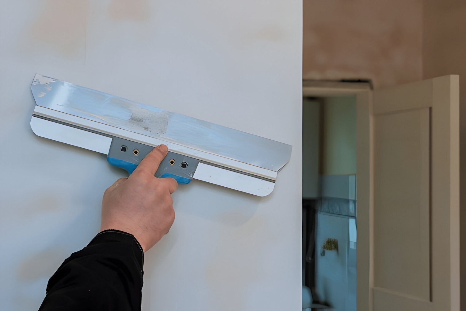Enduit de Façade - Sublimez l'Extérieur de Votre Maison Application de plâtre sur mur réalisée par notre entreprise de rénovation à Nîmes. Nos experts assurent une finition lisse et professionnelle pour vos murs intérieurs. Confiez-nous vos projets de rénovation pour des résultats de qualité.