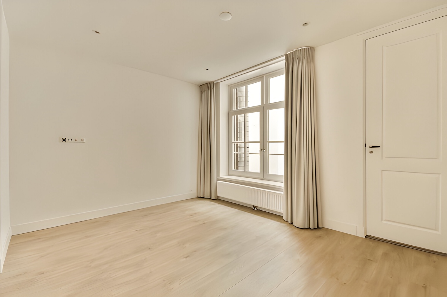 Pose de Parquet - Apportez Chaleur et Élégance à Votre Intérieur La pose de parquet est une solution idéale pour ajouter une touche de chaleur et d'élégance à votre intérieur. Qu'il s'agisse de parquet massif, contrecollé ou flottant, ce revêtement de sol s'adapte à tous les styles et apporte un cachet unique à chaque pièce. Faites confiance à une entreprise de rénovation à Nîmes pour une installation professionnelle et des finitions impeccables, garantissant la durabilité et la beauté de votre sol.