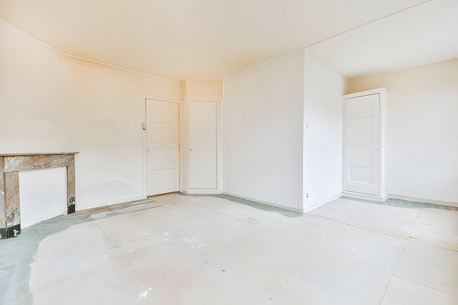Rafraîchissement de Salon : Peinture Intérieure par une Entreprise de Rénovation à Nîmes Redonnez vie à votre salon avec un rafraîchissement de peinture réalisé par notre entreprise de rénovation à Nîmes. Nos experts en peinture intérieure utilisent des techniques professionnelles pour un rendu parfait et moderne. En complément, nous offrons des services de pose de parquet flottant, de carrelage, et d'enduit de façade. Nous réalisons également des projets de construction de clôtures gabion et des travaux sur murs porteurs, assurant des finitions de haute qualité pour tous vos besoins de second œuvre.