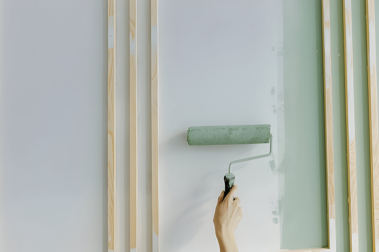 Peinture Murale Verte : Fraîcheur et Modernité par une Entreprise de Rénovation à Nîmes Apportez une touche de fraîcheur et de modernité à vos murs intérieurs avec cette peinture verte, appliquée par notre entreprise de rénovation à Nîmes. Utilisant des rouleaux de peinture de haute qualité, nos experts garantissent une finition lisse et uniforme. En plus de la peinture intérieure, nous proposons des services de pose de parquet flottant, de carrelage, et d'enduit de façade. Nous réalisons également la construction de clôtures gabion et les travaux sur murs porteurs, assurant des résultats impeccables pour tous vos projets de second œuvre.