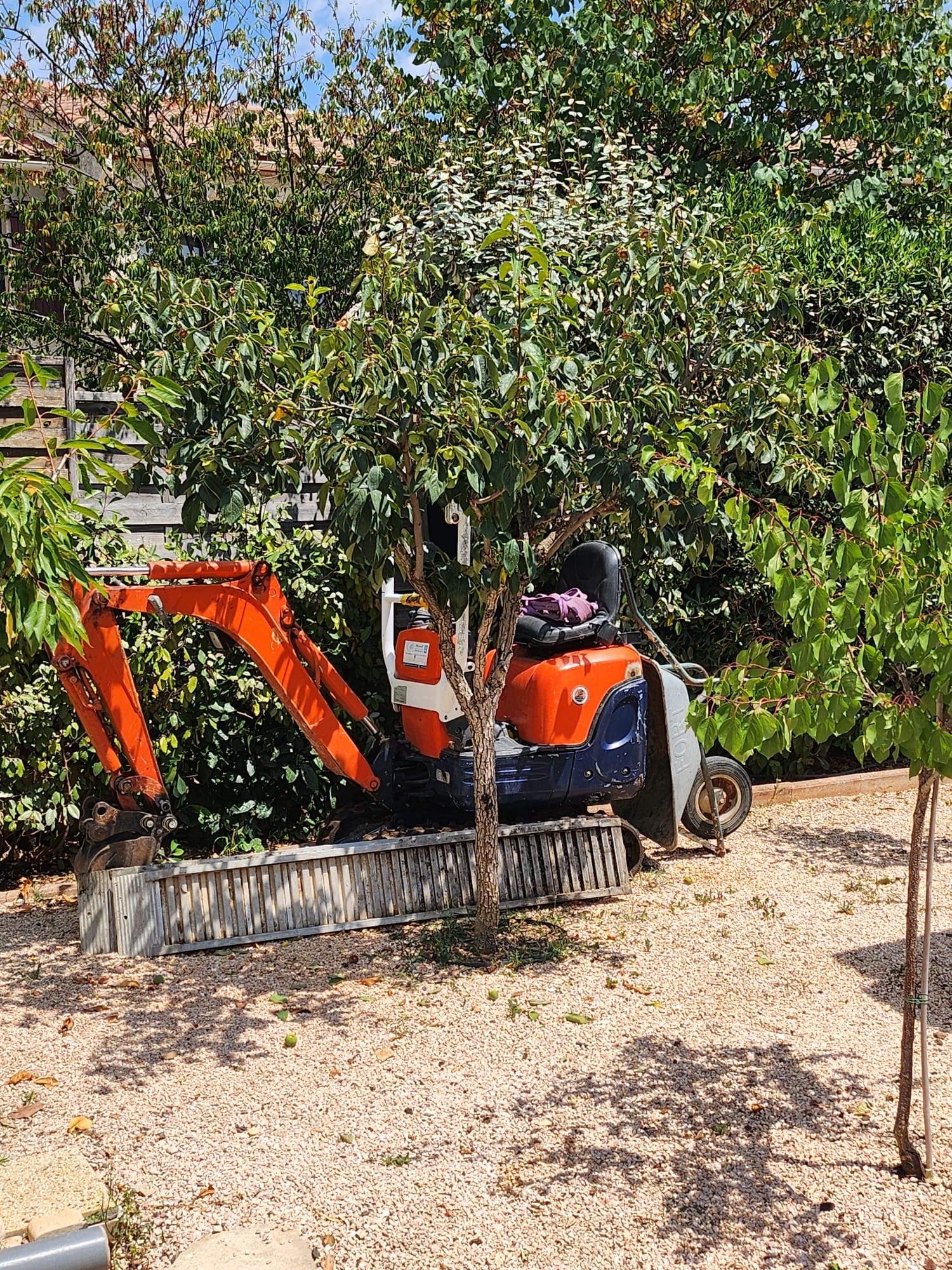 Aménagement Extérieur à Nîmes : Transformez Votre Jardin avec Style et Expertise Sublimez votre espace extérieur avec l'aide de notre entreprise de rénovation à Nîmes. Spécialisés dans l'aménagement de jardin, nous offrons des services complets incluant l'installation de véranda, les travaux de carreleur extérieur, la pose de parquet flottant, l'application d'enduit de façade, et la construction de clôtures gabion. Nos experts en second œuvre, tels que nos peintres intérieurs et spécialistes en murs porteurs, assurent une finition impeccable pour que chaque détail de votre projet soit réalisé à la perfection.
