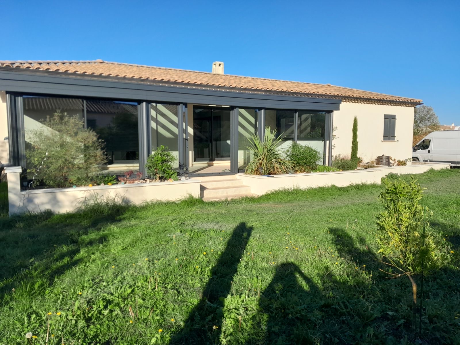 Véranda Bioclimatique à Nîmes : L'Extension Parfaite pour Profiter de l'Extérieur Découvrez la véranda bioclimatique, une solution idéale proposée par notre entreprise de rénovation à Nîmes. Alliez confort et esthétique avec des services complets de carreleur extérieur, pose de parquet flottant, enduit de façade, et installation de clôture gabion. Nos experts en second œuvre, comme nos peintres intérieurs et spécialistes en mur porteur, vous assurent une finition impeccable pour un espace de vie en harmonie avec votre jardin, été comme hiver.