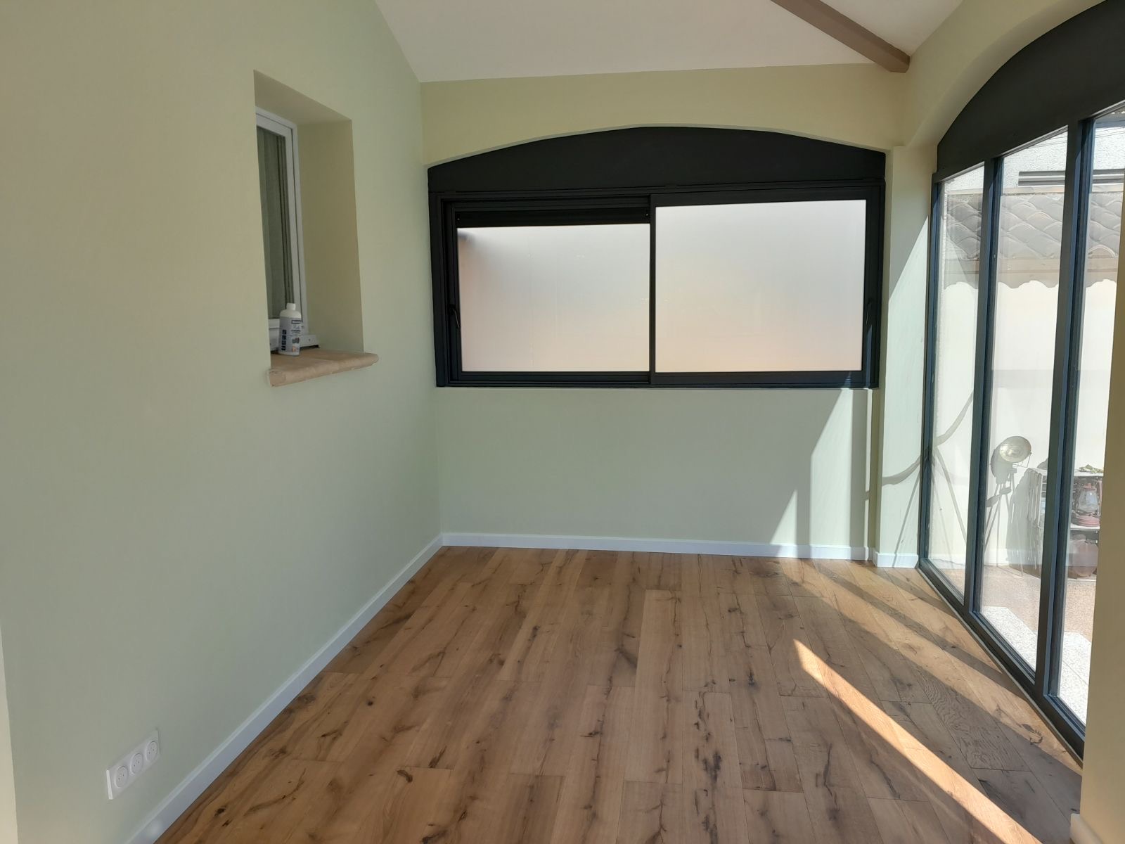 Transformez votre maison avec cette véranda couverte, réalisée par une entreprise de rénovation à Nîmes. Idéale pour créer un espace de vie supplémentaire, elle vous permet de profiter de votre extérieur tout en étant protégé des intempéries. Nos services incluent la pose de parquet flottant, le travail de carreleur extérieur, et l'enduit de façade. Nous proposons également la construction de clôtures gabion, les travaux sur murs porteurs, et les finitions de peinture intérieure pour un rendu impeccable. Faites confiance à notre expertise pour tous vos projets de second œuvre.