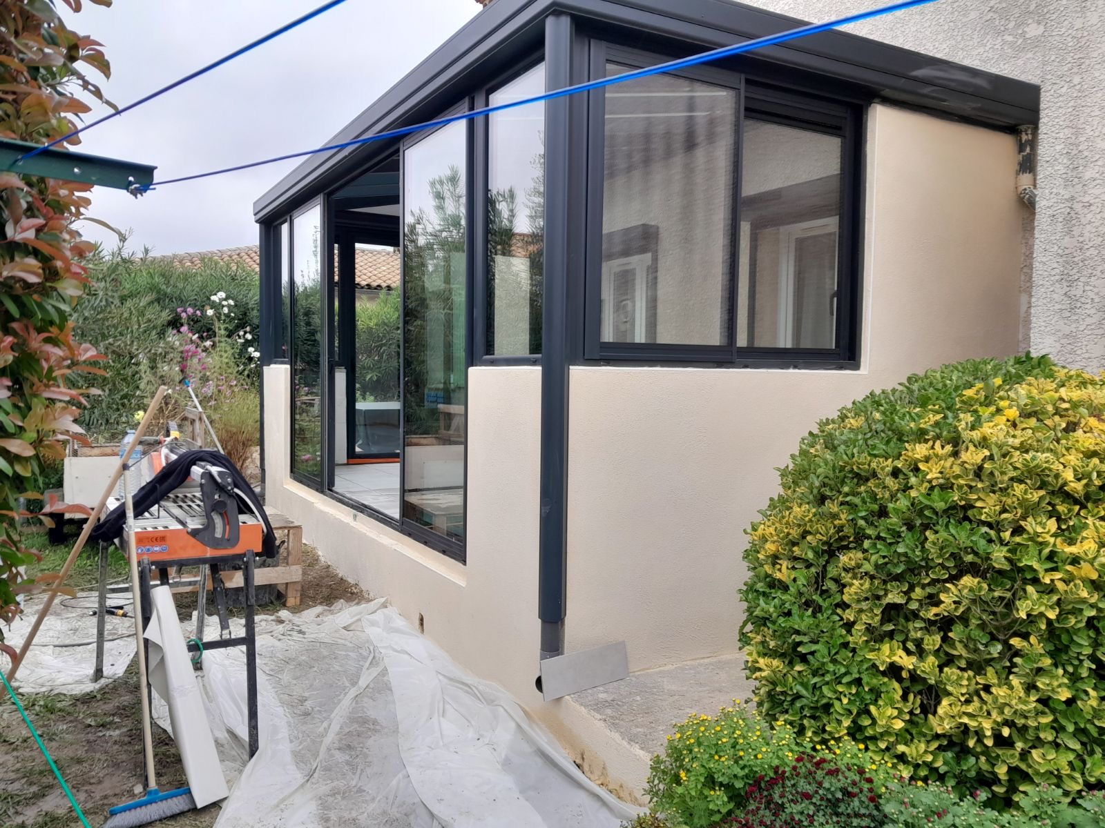 Petit terrassement Véranda Extérieure et Travaux de Rénovation par une Entreprise de Rénovation à Nîmes Transformez votre espace extérieur avec cette véranda élégante réalisée par une entreprise de rénovation à Nîmes. Nos services incluent la pose de parquet flottant, le travail de carreleur extérieur, l'enduit de façade, et la construction de clôtures gabion. Que vous ayez besoin d'un peintre intérieur pour rafraîchir vos murs ou de modifications sur un mur porteur, notre équipe de spécialistes en second œuvre est à votre service pour tous vos projets de rénovation.